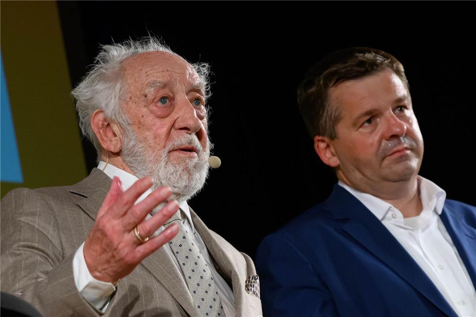 Der Schauspieler und Kabarettist Dieter Hallervorden unterstützt Sachsen-Anhalts CDU-Spitzenkandidat Sven Schulze im Wahlkampf. (Archivbild)Hendrik Schmidt/dpa