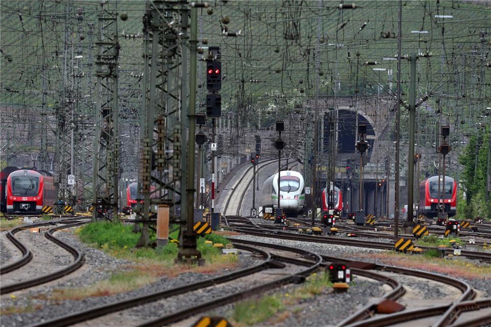 Der Schienenpersonennahverkehr in Bayern boomt wie nie: Fast zwölf Milliarden Kilometer legten die Fahrgäste im vergangenen Jahr in den bayerischen Zügen zurück. (Symbolbild)Karl-Josef Hildenbrand/dpa