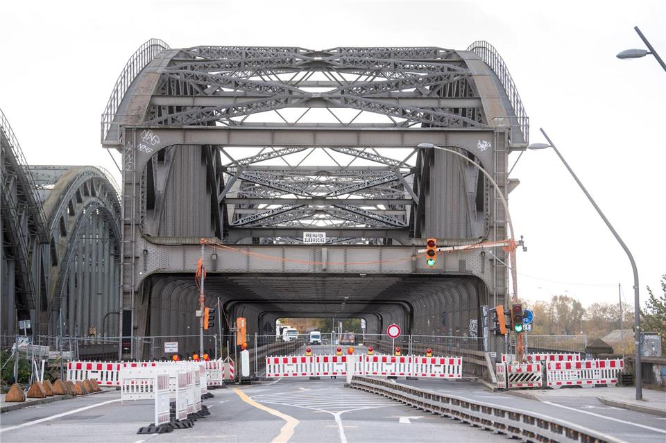 Der Schiffsanprall vom 28. Oktober hat nach Angaben des Hamburger Senats massive Schäden an der Freihafenelbbrücke verursacht. (Archivbild)Daniel Bockwoldt/dpa