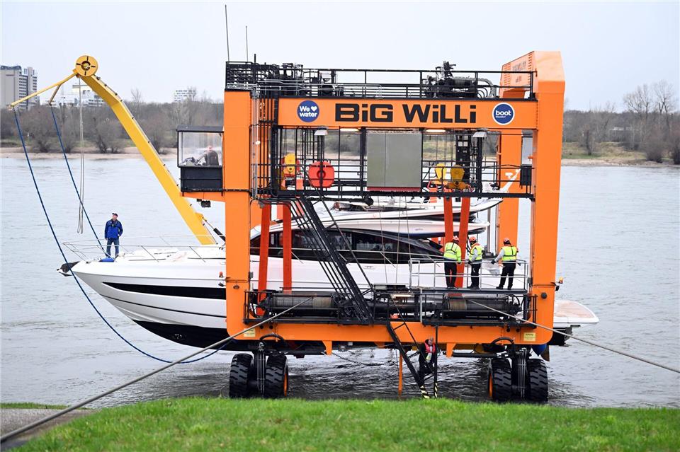 Boote für die „Boot“: Spezialkran hebt Schiffe aus Rhein Der Schiffskran „Big Willi“ hat die ersten Boote für die Wassersportmesse „Boot“ aus dem Rhein gehoben.Federico Gambarini/dpa