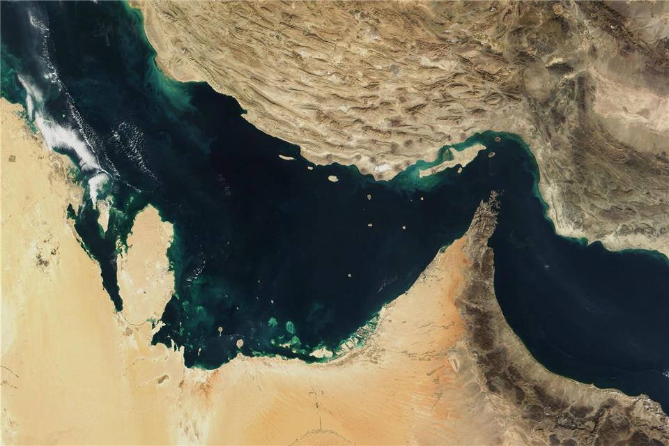 Der Schiffsverkehr durch die Straße von Hormus ist wichtig für die Weltwirtschaft. (Archivbild)-/The Visible Earth/NASA/dpa