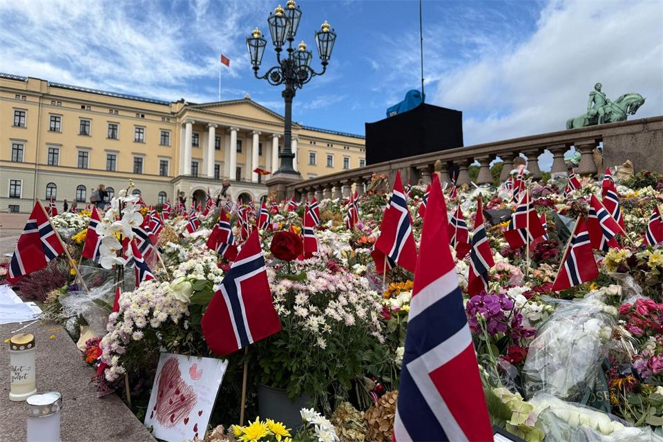 Der Schlossplatz in Oslo verwandelte sich in ein Blumenmeer. Jan Mies/dpa