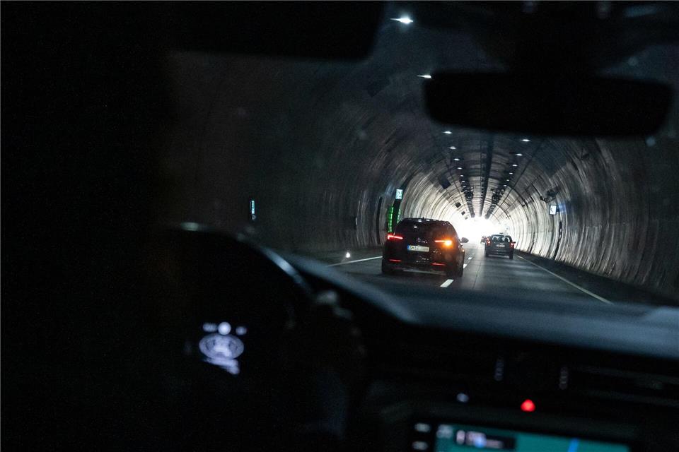 Der Schmücke-Tunnel auf der A71 wird bis 2027 saniert. (Archivbild) Hendrik Schmidt/dpa
