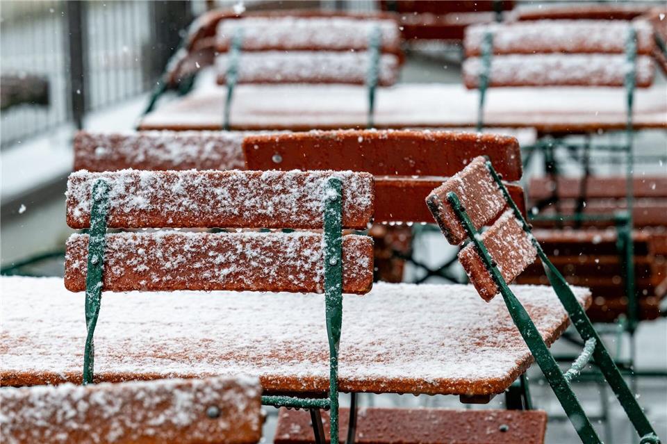 Der Schnee bedeckte am Großen Arber auch Tische und Stühle eines Restaurants.Armin Weigel/dpa