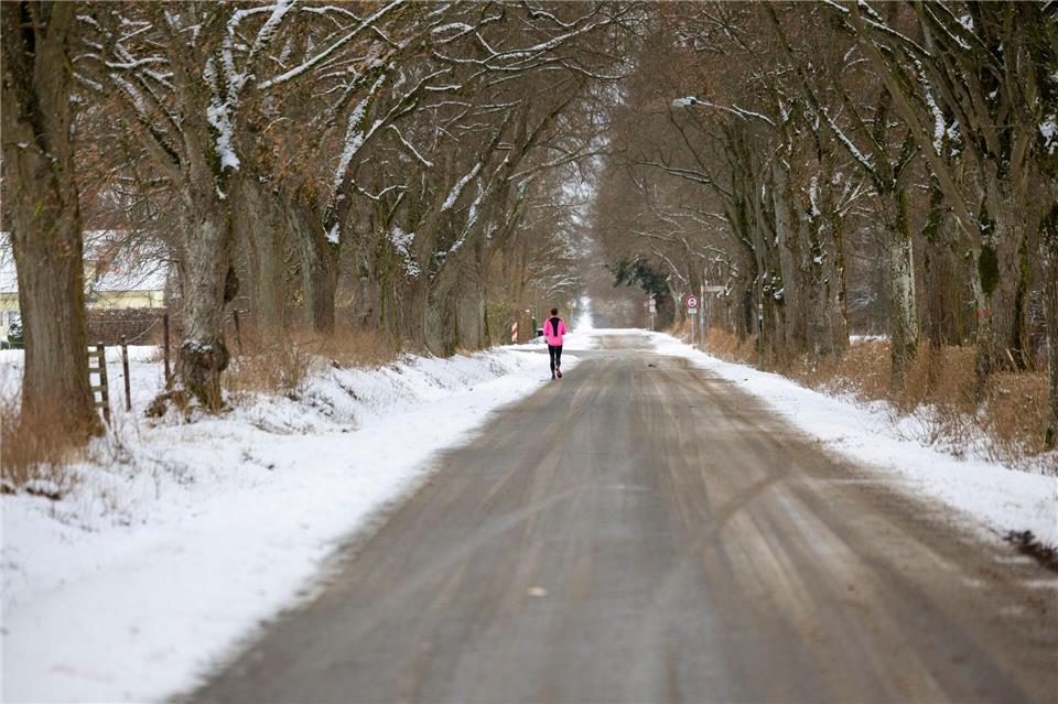 Der Schnee geht in Nordrhein-Westfalen ab Donnerstag in Regen über. (Archivbild)Thomas Banneyer/dpa