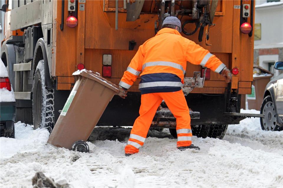 Der Schnee macht den Müllfahrzeugen zu schaffen. (Symbolbild)Jan Woitas/dpa/dpa-tmn