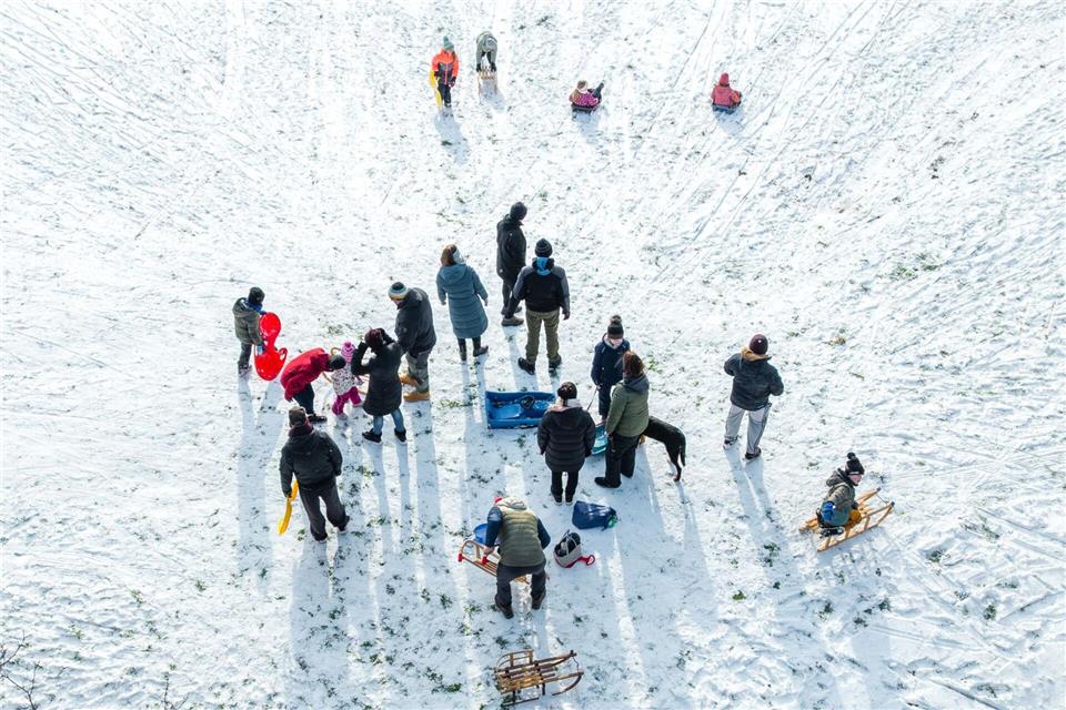 Der Schnee sorgte für Rodelvergnügen. Frank Hammerschmidt/dpa
