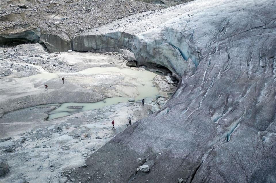 Der Schneemangel im vergangenen Winter und die große Hitze im Sommer haben für die Alpengletscher dramatische Folgen.Kay Nietfeld/dpa