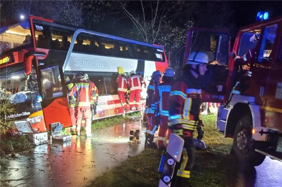 Der Schnellbus S70 ist mit circa 55 Insassen verunfallt.