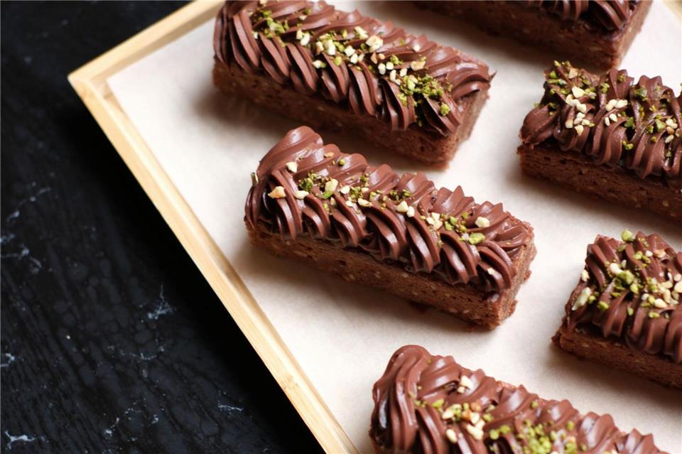 Der Schokokuchen mit der versteckten Rote Bete wird nach dem Auskühlen in Rechtecke geschnitten, verziert - und fertig sind die saftigen Brownies. Milly Kenny-Ryder/Almanac Palais Vienna/dpa-tmn