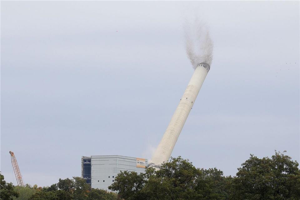Der Schornstein kippte wie geplant zur Seite weg.Christoph Reichwein/dpa