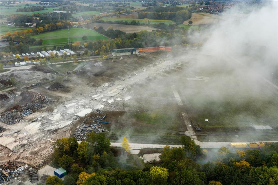 Der Schornstein vom RWE Dampfkraftwerk in Werne liegt nach der Sprengung in Trümmern.Christoph Reichwein/dpa