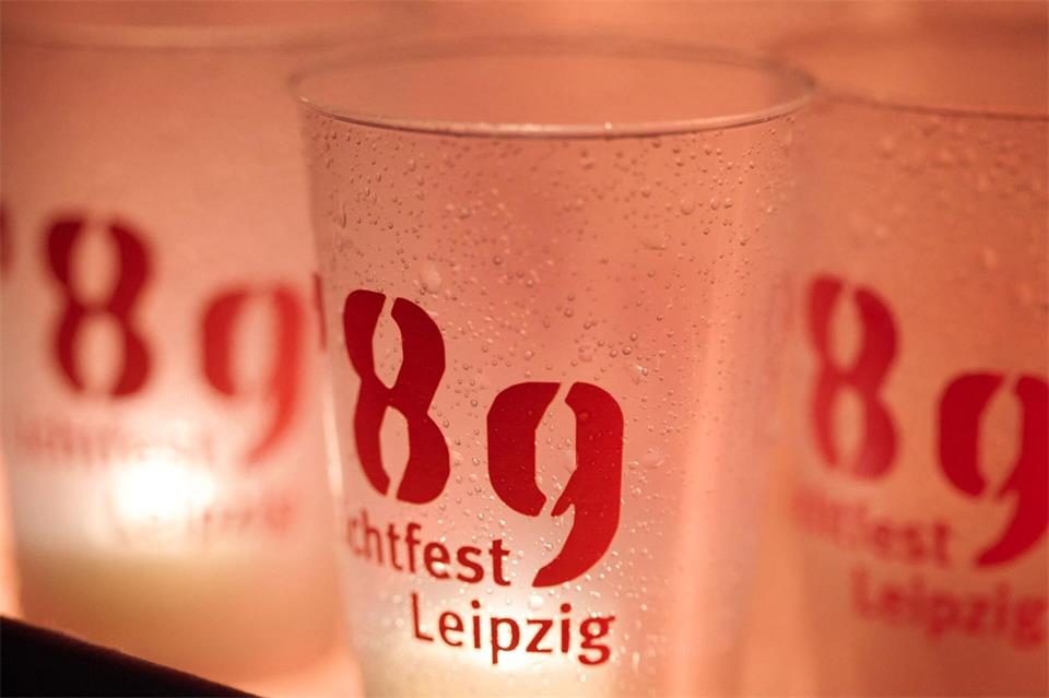 Der Schriftzug „‘89 - Lichtfest Leipzig“ steht auf leuchtenden Bechern an der Thomaskirche.Hendrik Schmidt/dpa