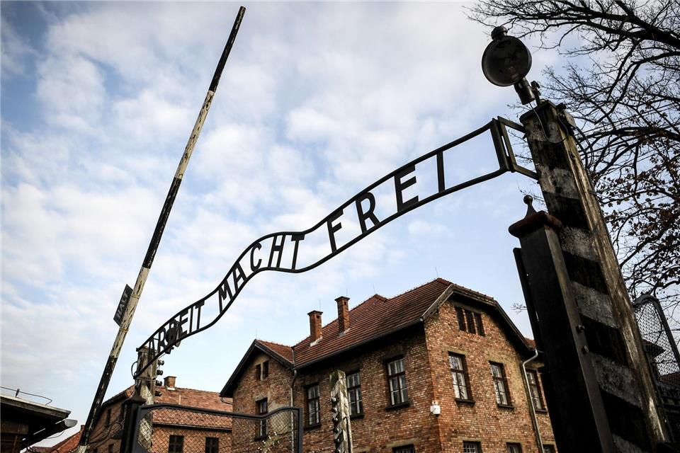 Der Schriftzug „Arbeit macht frei“ stand über den Toren mehrerer Konzentrations- und Vernichtungslager. (Symbolbild)Britta Pedersen/dpa-Zentralbild/ZB