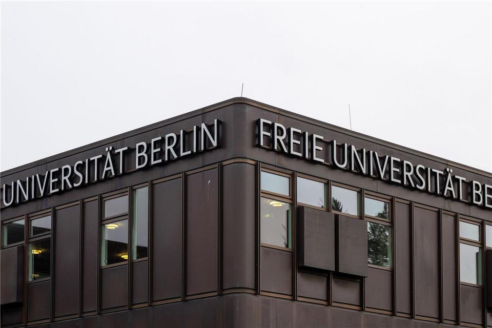 Der Schriftzug „Freie Universität Berlin“ ist an der Fassade eines Uni-Gebäudes auf dem Campus der FU angebracht. (Archivbild)Monika Skolimowska/dpa
