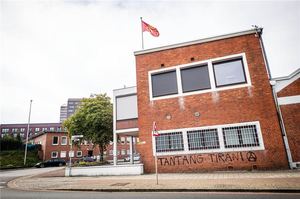 Unbekannte besprühen indonesisches Honorarkonsulat Der Schriftzug „Tantang Tirani“ wurde auf das Gebäude des Indonesischen Honorarkonsulats in Bremen gesprüht.Sina Schuldt/dpa