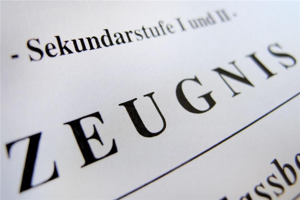 Der Schriftzug „Zeugnis“. (Symbolbild) Ina Fassbender/dpa