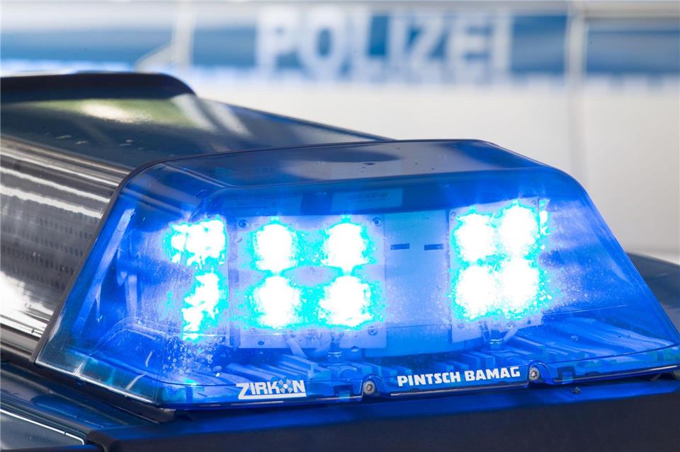 Der Schriftzug soll nach Polizeiangaben etwa fünf Meter lang sein und sich über ein Fenster und zwei verglaste Türen erstrecken. (Symbolbild)Friso Gentsch/dpa