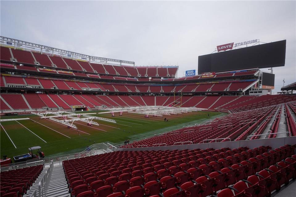Der Schriftzug von Sponsor Levi’s ist normalerweise in Santa Clara zu sehen. (Archivbild)Jeff Chiu/AP/dpa