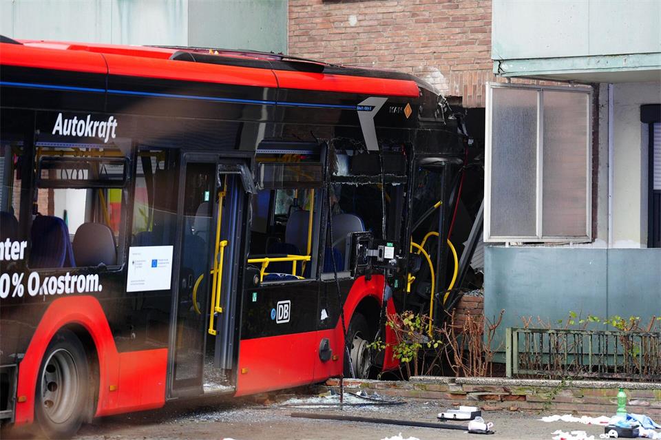 Der Schulbus mit 20 Kindern fuhr gegen eine Hauswand.Marcel Von Fehrn/dpa