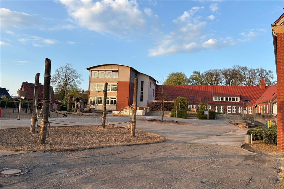 Der Schulhof im Sonnenuntergang: Die Gemeinde wartet aktuell noch auf die Baugenehmigung für den geplanten Anbau.