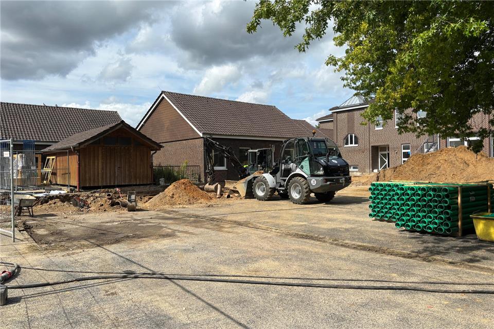 Schulhofumbau an Paulusstraße in Ramsdorf hat begonnen Der Schulhofumbau am künftigen Grundschulstandort in Ramsdorf hat begonnen.