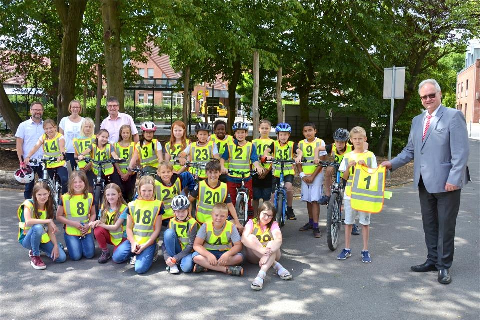 Der Schulkanzler Moritz präsentiert mit der vierten Klasse die neuen Warnwesten. Mit dabei sind Mike Marcinowski vom Förderverein der Silvesterschule, Klassenlehrerin Katja Köster, Schulleiter Thomas Schlüter und Günter Demming von der Sparkasse Westmünsterland (von links).