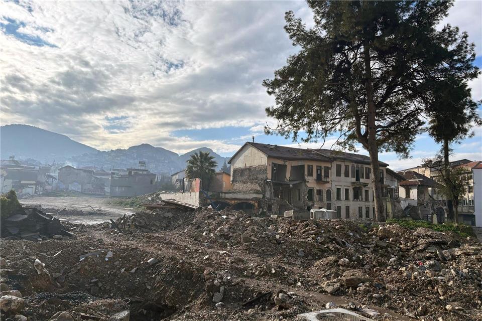 Der Schutt wurde abgetragen, der Wiederaufbau muss noch warten. Mirjam Schmitt/dpa