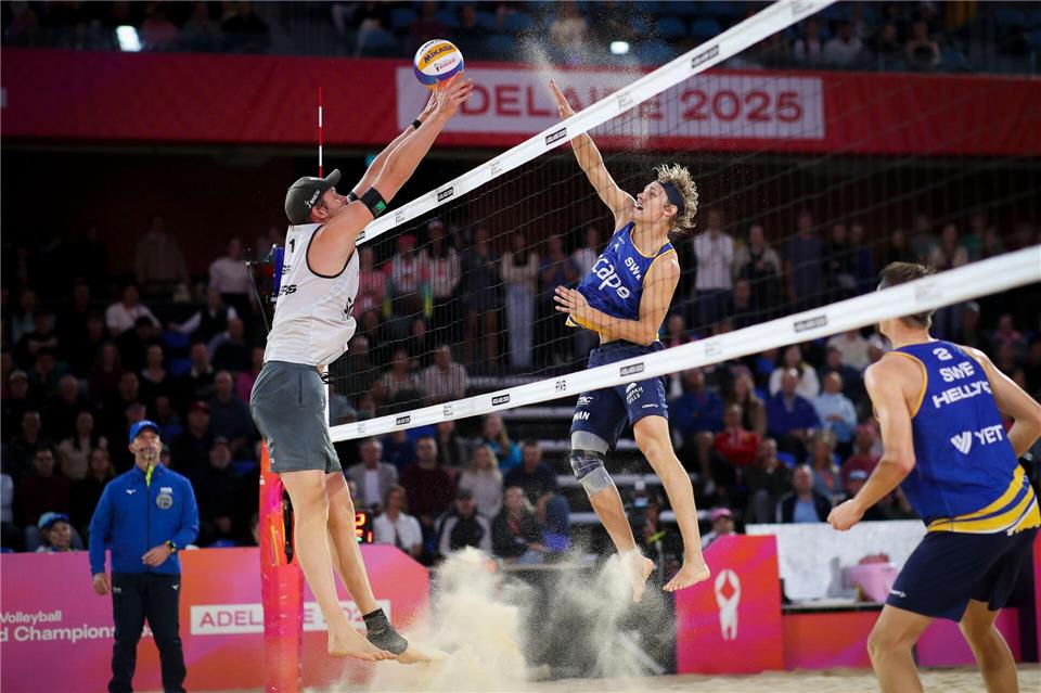 Der Schwede David Ahman (M) schlägt im WM-Halbfinale gegen Nils Ehlers.Matt Turner/AAP/dpa