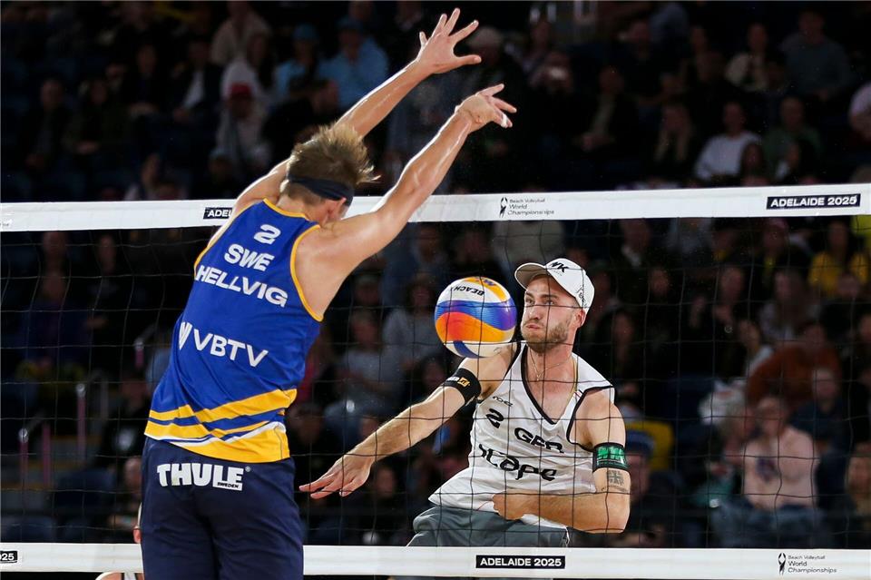 Der Schwede Jonatan Hellvig blockt Clemens Wickler (r) im WM-Halbfinale.Matt Turner/AAP/dpa