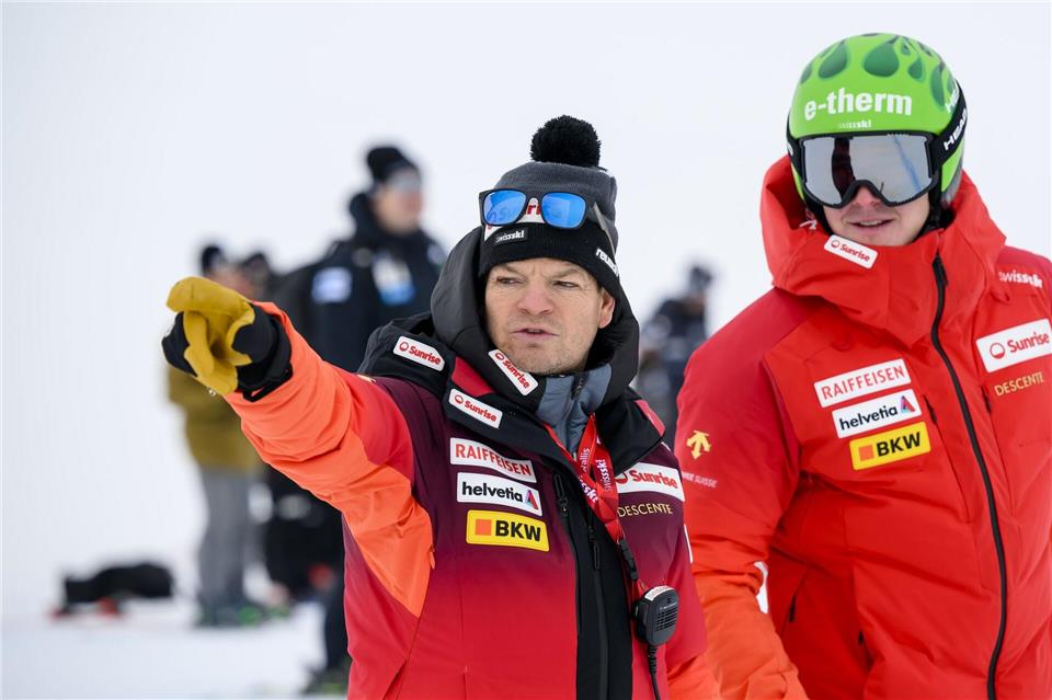 Der Schweizer Abfahrtstrainer Reto Nydegger (links) mit Weltmeister Franjo von Allmen. (Archivbild)Jean-Christophe Bott/KEYSTONE/dpa