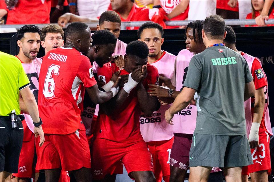 Der Schweizer Breel Embolo (M) weinte nach seiner Roten Karte im WM-Spiel gegen Argentinien hemmungslos. (Archivbild)Tom Weller/dpa