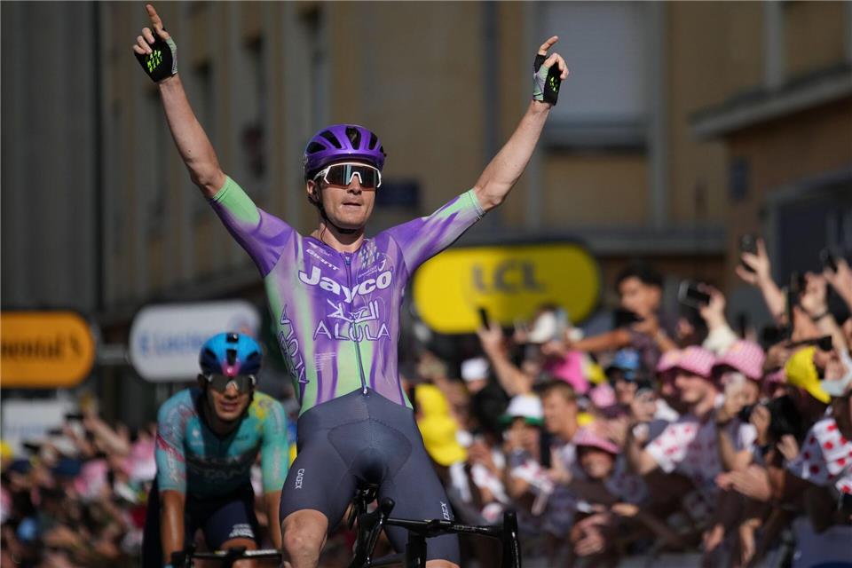 Der Schweizer Mauro Schmid gewann die 13. Etappe der Tour de France.Mosa’ab Elshamy/AP/dpa