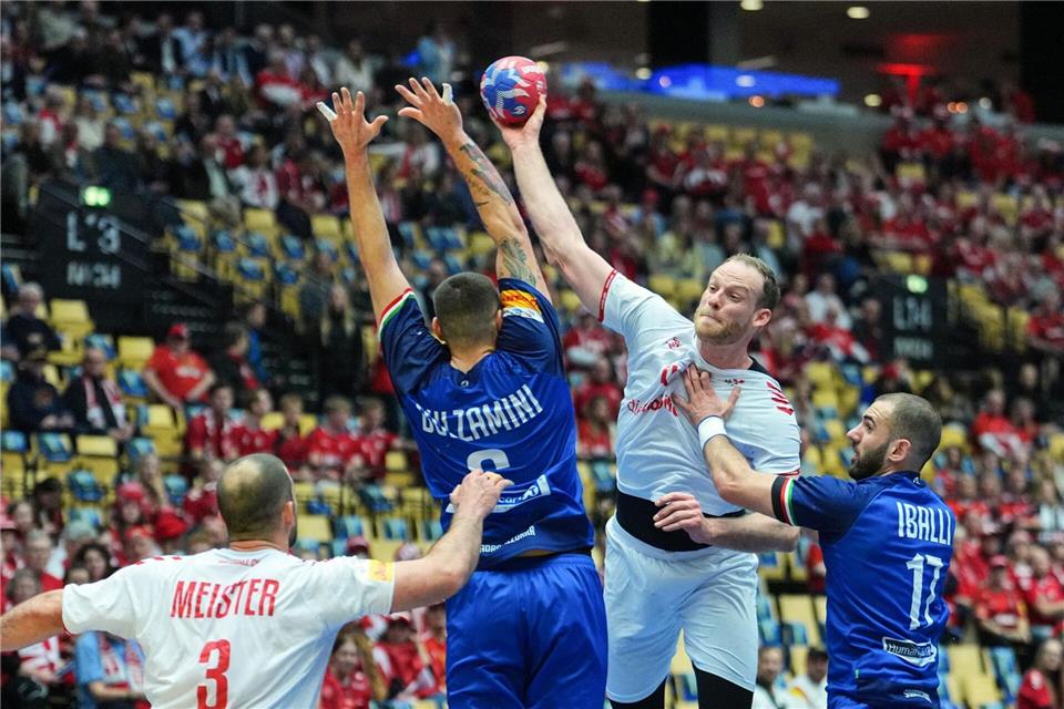 Der Schweizer Nationalspieler Lenny Rubin (2.v.r) Anfang 2025 im WM-Spiel der Eidgenossen gegen Italien.Soeren Stache/dpa