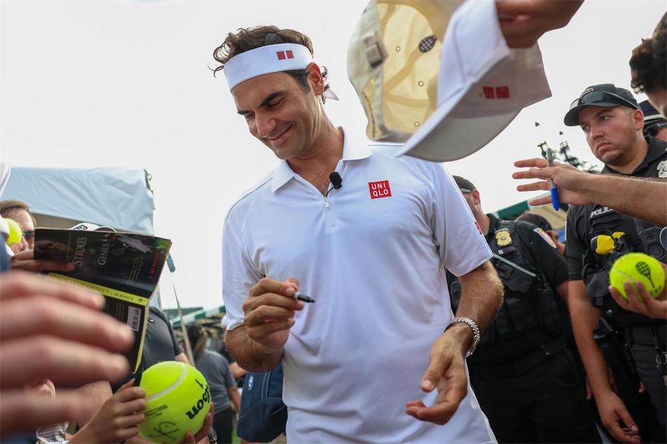 Der Schweizer Roger Federer gibt vor seiner Aufnahme in die International Tennis Hall of Fame Autogramme.Reba Saldanha/AP/dpa