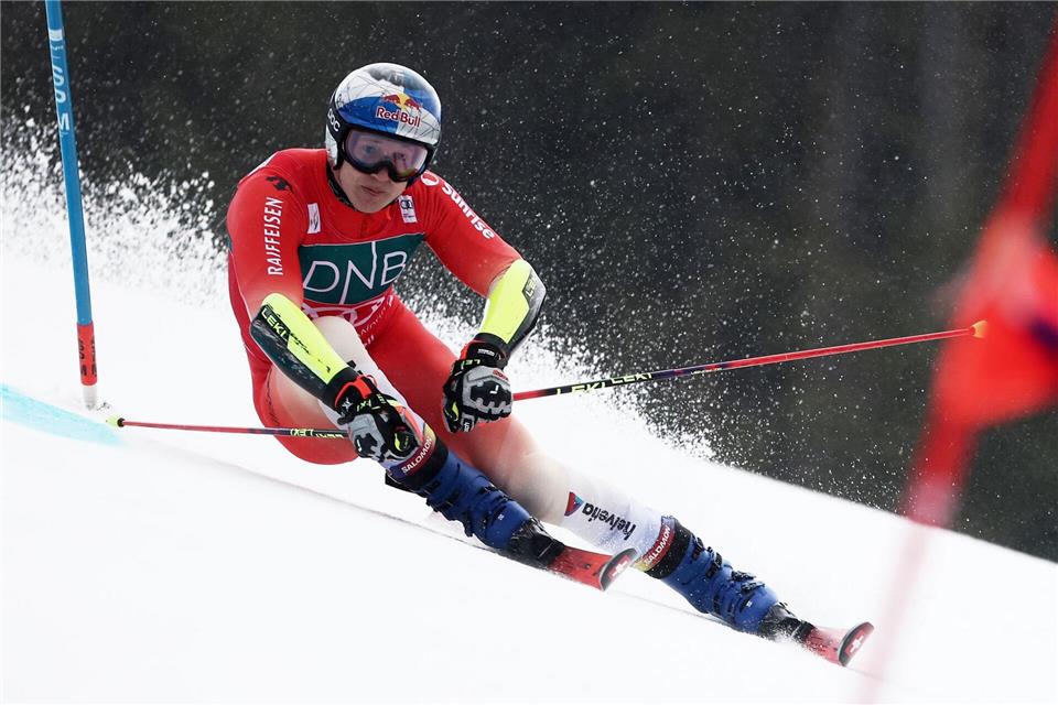 Der Schweizer Superstar Marco Odermatt patzt im finalen Riesenslalom der Saison.Gabriele Facciotti/AP/dpa