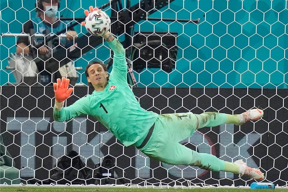 Der Schweizer Torwart Yann Sommer pariert einen Elfmeter.