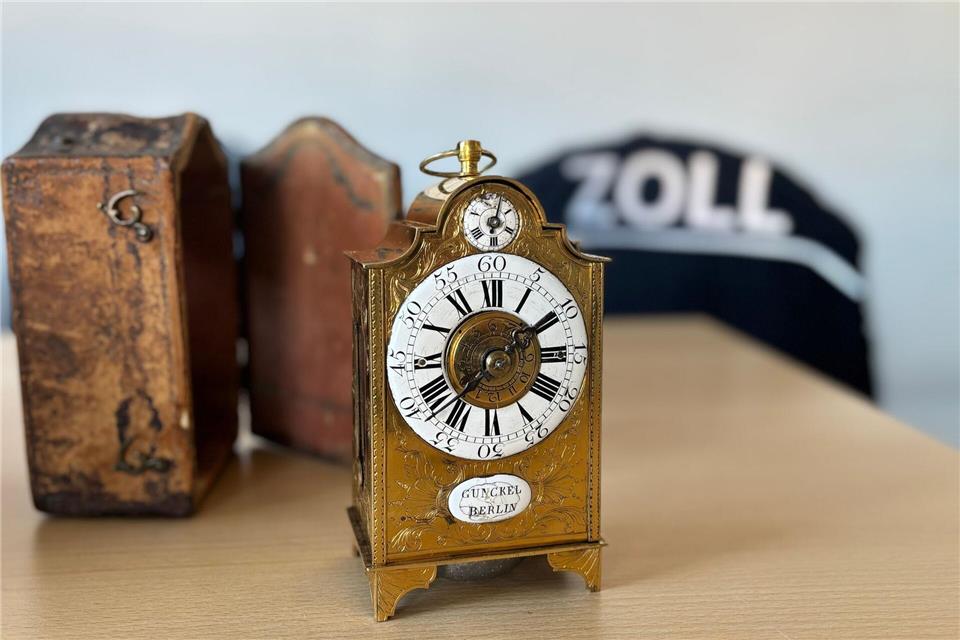 Der Schweizer zahlte eine Einfuhrabgabe von 1.000 Euro, um die antike Uhr mitnehmen zu dürfen. (Handout)Hauptzollamt Singen/dpa