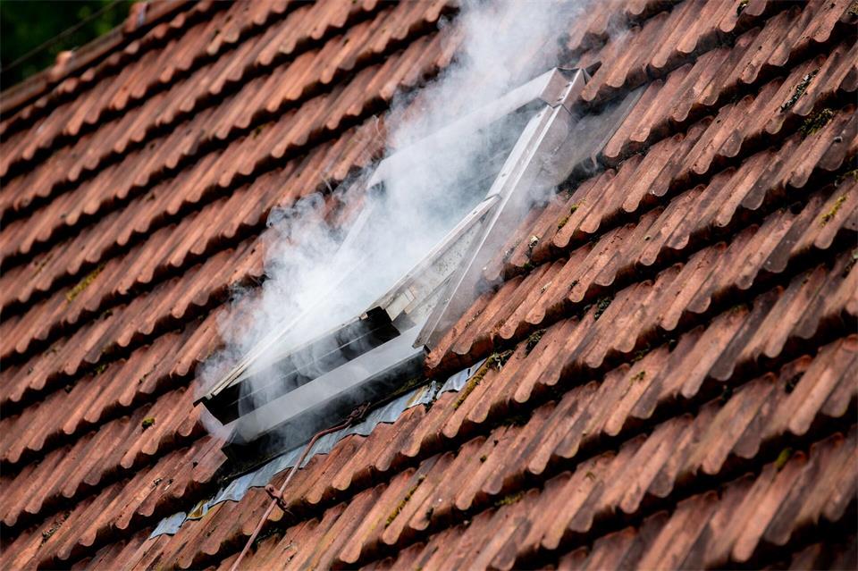 Der Schwelbrand hatte sich nach Angaben der Polizei in dem Haus ausgebreitet. (Symbolbild)Hauke-Christian Dittrich/dpa