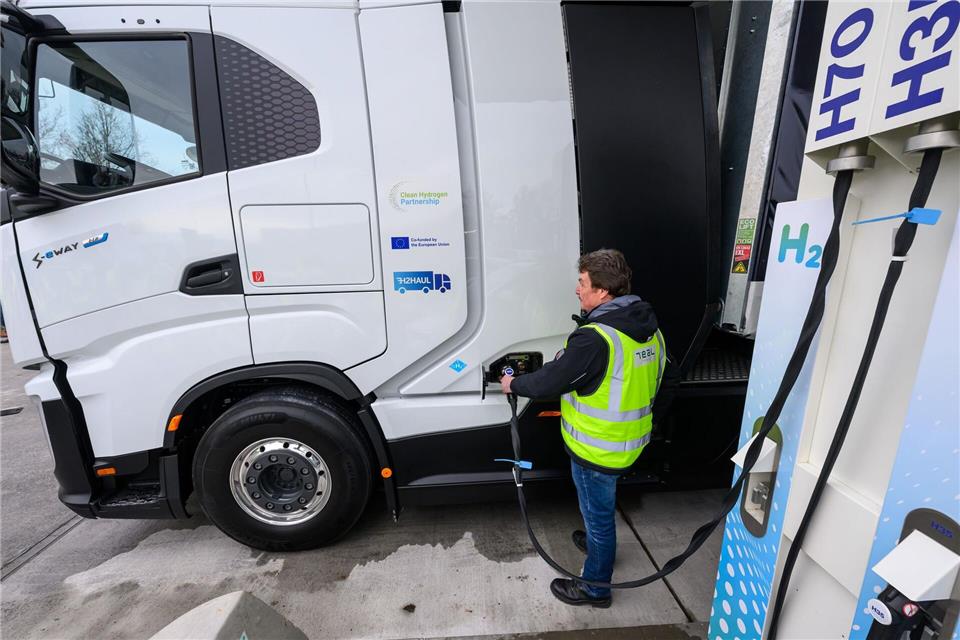 Der Schwerlastverkehr gilt als wichtiger Einsatzbereich für Wasserstoff. (Archivbild)Hendrik Schmidt/dpa
