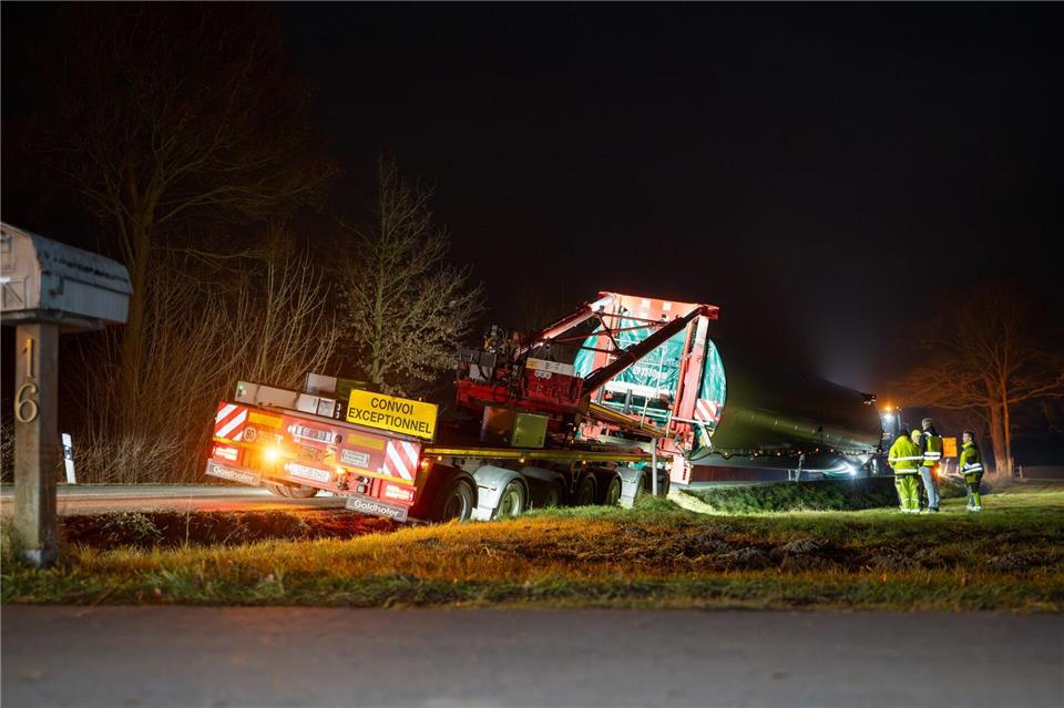 Der Schwertransporter ist von der Straße abgekommen.Max Lametz/dpa