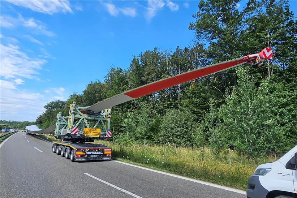 Der Schwertransporter mit Windkraftflügel konnte seine Fahrt in der Nacht wieder aufnehmen. Andreas Rosar/dpa