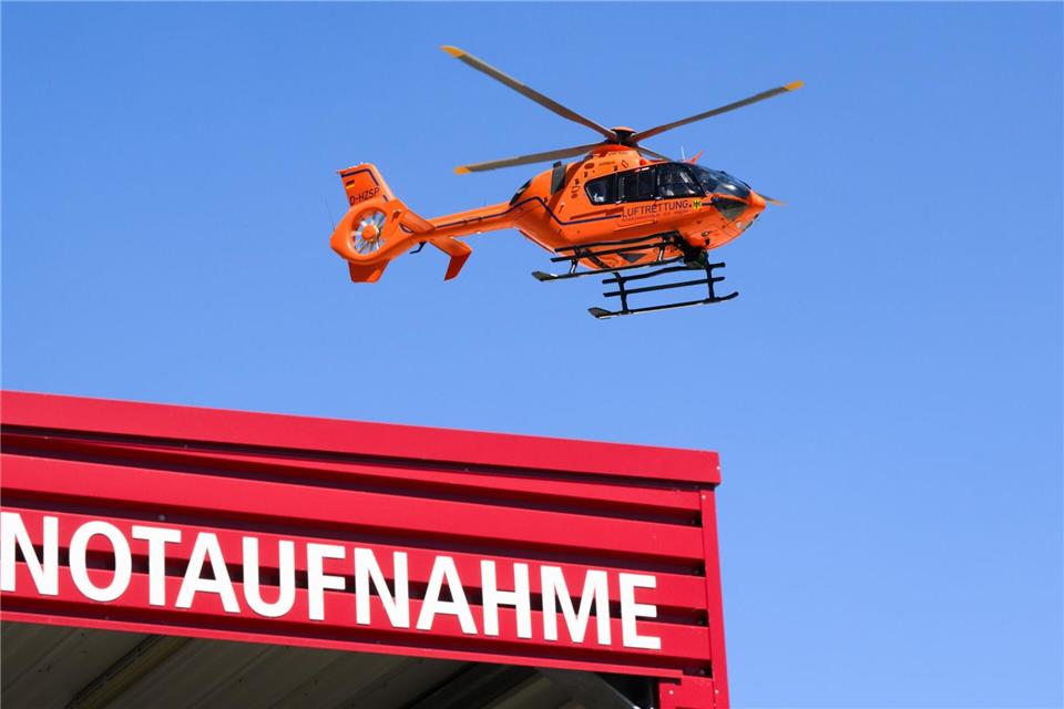 Der Schwerverletzte kam mit einem Rettungshubschrauber in die Klinik. (Symbolbild)Julian Stratenschulte/dpa