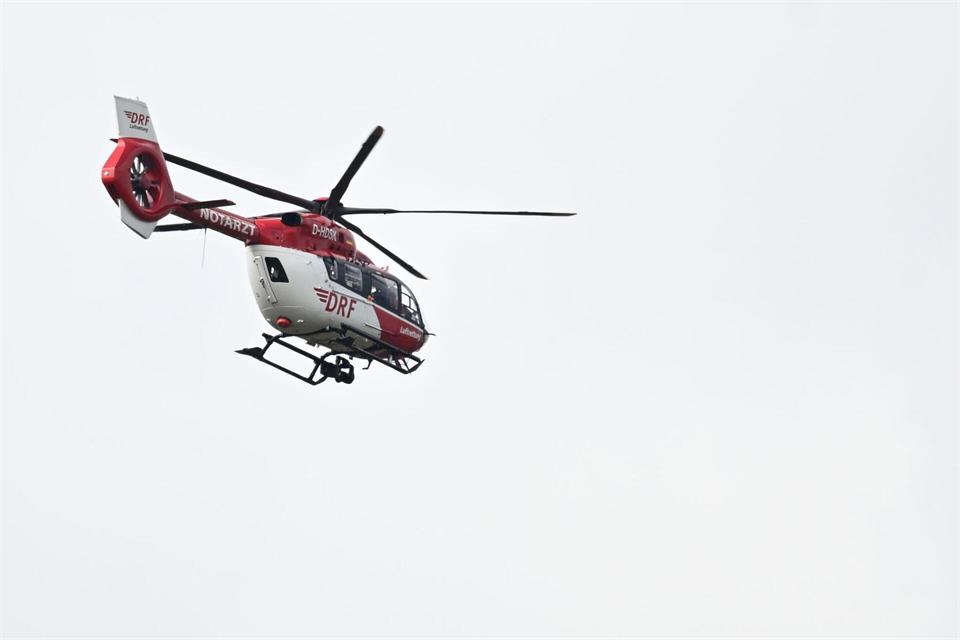 Der Schwerverletzte wurde per Rettungshubschrauber in eine Klinik gebracht. (Symbolbild)Bernd Weißbrod/dpa