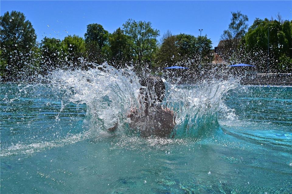 Der Schwimmbadbesuch ist im Juni teurer geworden als noch vor einem Jahr. (Symbolbild)Martin Schutt/dpa