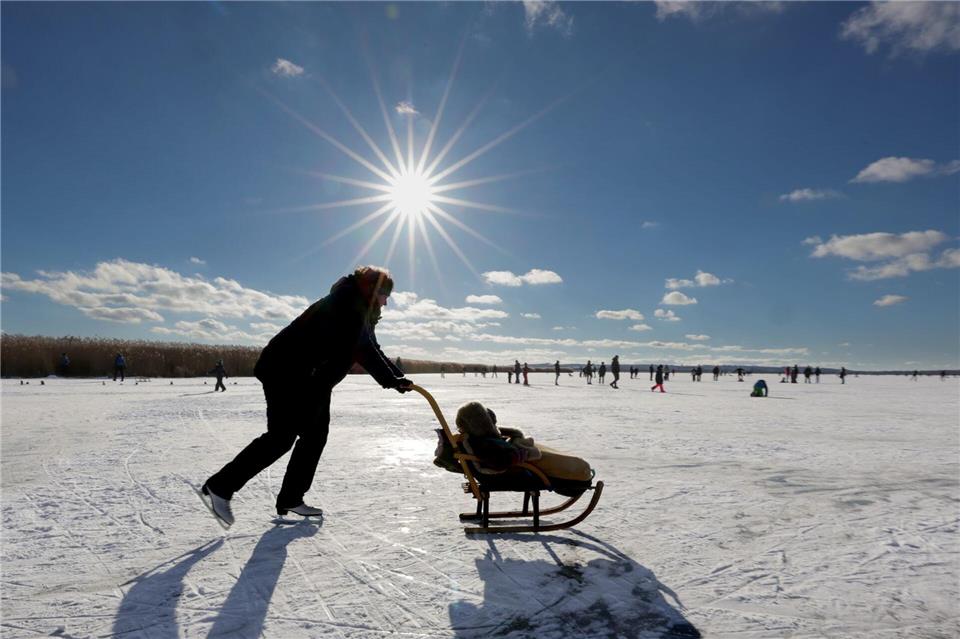 Der See ist völlig zugefroren.Thomas Warnack/dpa