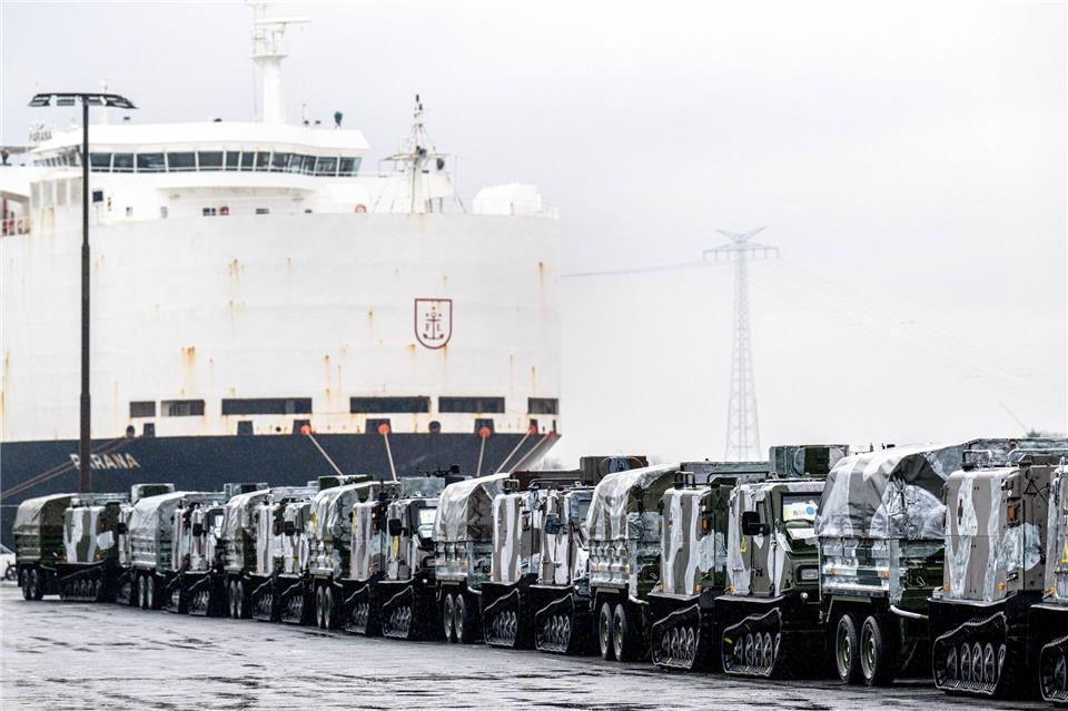 Der Seehafen von Emden dient dem Militärbündnis immer wieder als wichtiger Umschlagort für Material und Personal. (Archivbild)Sina Schuldt/dpa