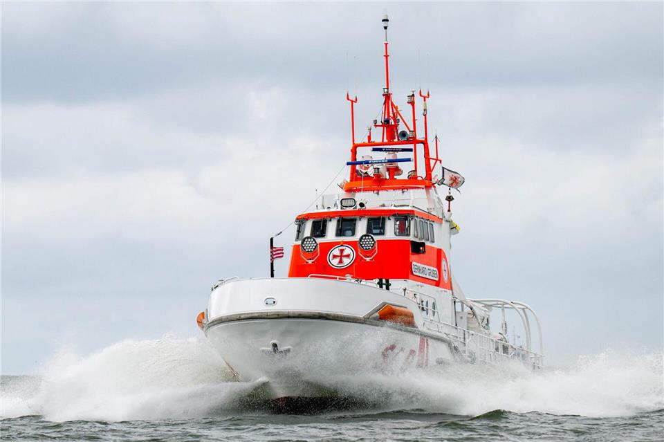 Der Seenotrettungskreuzer Bernhard Gruben rückte am Samstag zum nächtlichen Einsatz aus (Archivbild)Sina Schuldt/dpa