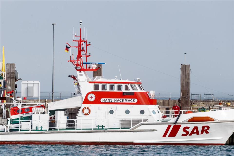 Der Seenotrettungskreuzer „Hans Hackmack“ eilt einem Crewmitglied nach einem Unfall auf einer Norwegen-Fähre zu Hilfe. (Symbolbild)Markus Scholz/dpa