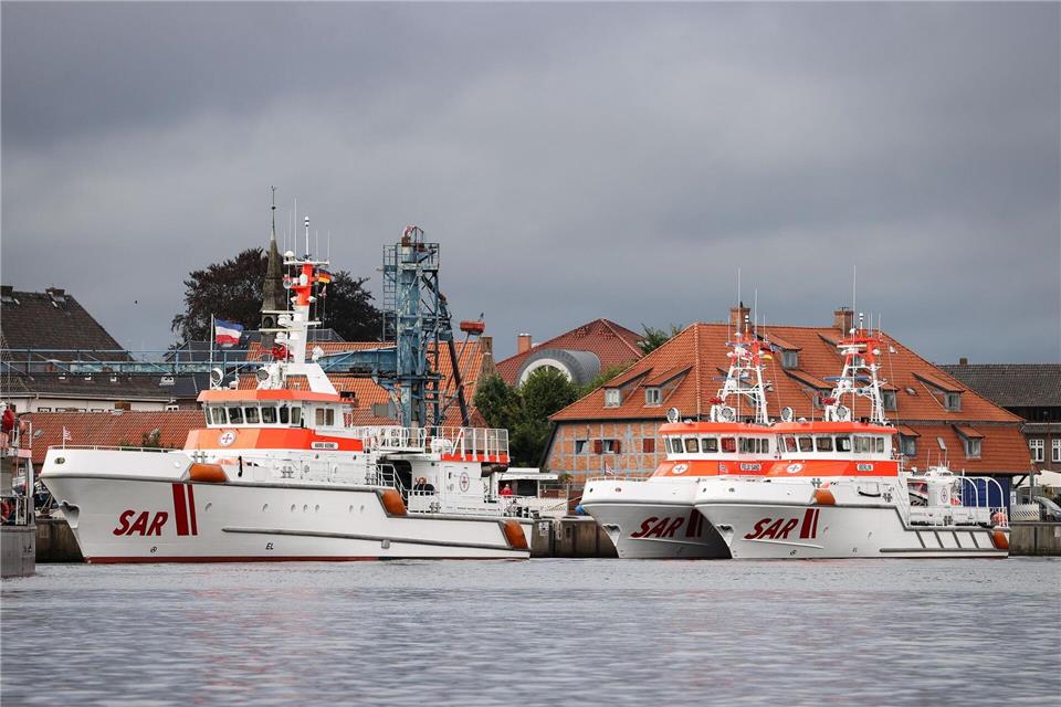 Der Seenotrettungskreuzer Harro Koebke (l) war an dem Rettungseinsatz für den Segler vor Rügen beteiligt. (Archivbild)Christian Charisius/dpa